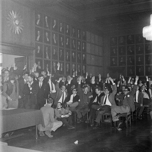 126802 Afbeelding van de protestbijeenkomst van de Utrechtse Studenten Faculteiten (U.S.F.) in de senaatskamer van het ...